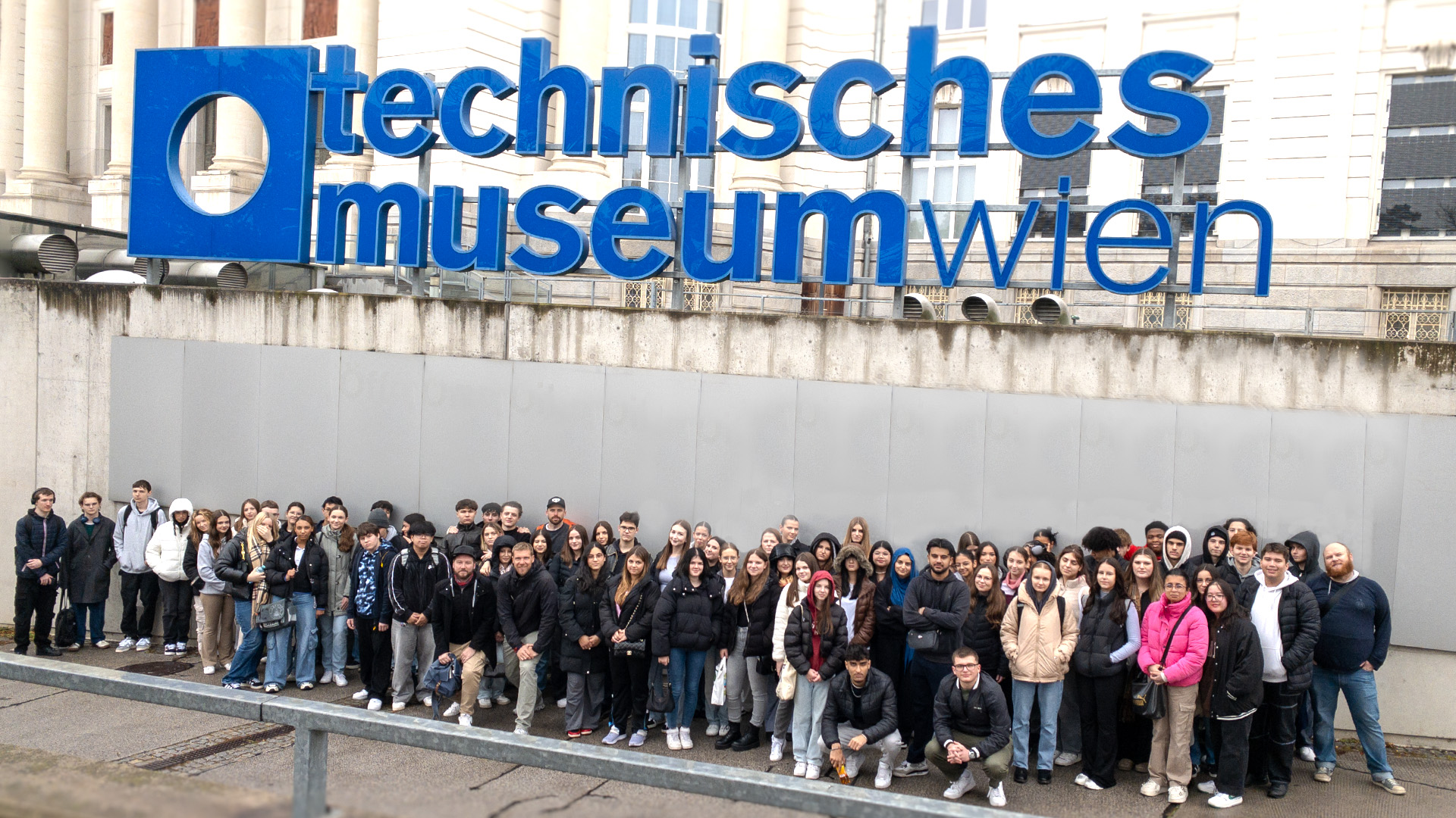 Alle Schülerinnen vor dem Eingang Technische Museum Wien