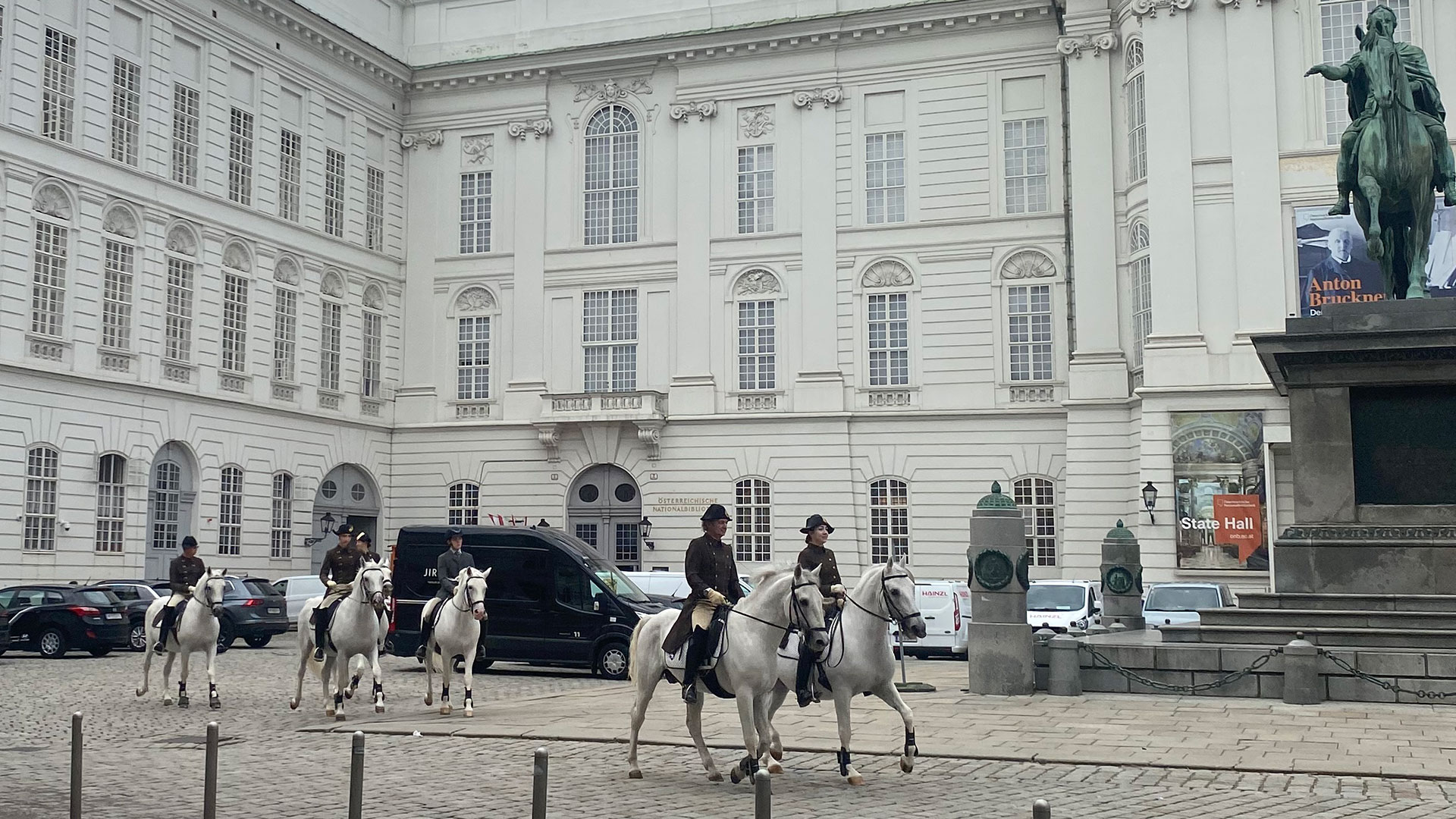 Auch die Lippizaner sahen wir bei ihrer Rückkehr vom Morgentraining. 