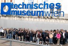 Alle Schülerinnen vor dem Eingang Technische Museum Wien